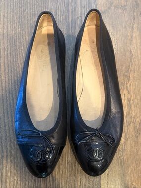 Auth CHANEL Black Leather Ballet Flats with Patent Cap Toe sz 38